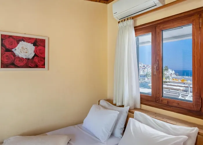 Regina 2* Skopelos Town